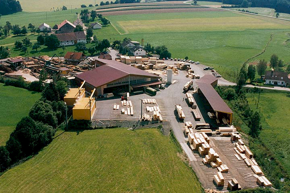 1993 -  Gründung der Gebrüder Schneider GmbH. Einbau einer modernen Holzspanerlinie und Bau von Trockenkammern.